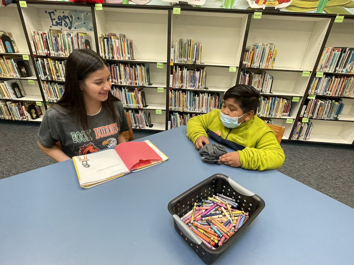 Facebrusher's tweet photo. Book Buddies is OFF & amazing!! These Mustang mentors are building relationships and showing our Eagles the love of literacy at any age! So proud of these kids! @alvinelementary @alvin_jh @AlvinISD_EdFdn #grantsinaction #ReadAcrossAmerica https://t.co/stRIbT6sab