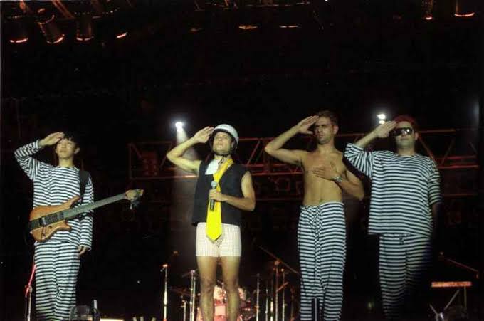 mbrasilfotos's tweet photo. Última foto dos Mamonas Assassinas no palco, 1996 https://t.co/cQqJVQiz7x
