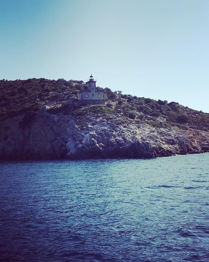 “Dana” stone 9mtr Lighthouse is standing at the entrance of Poros bay since 1870. Flashing every 5 seconds it’s light can be seen to a range of 8 miles.
#lighthouse #sailing #greece #yachting #islandhopping #yachtlife #boatlife #sailingholidays #ortsasailing #poros #porosisland