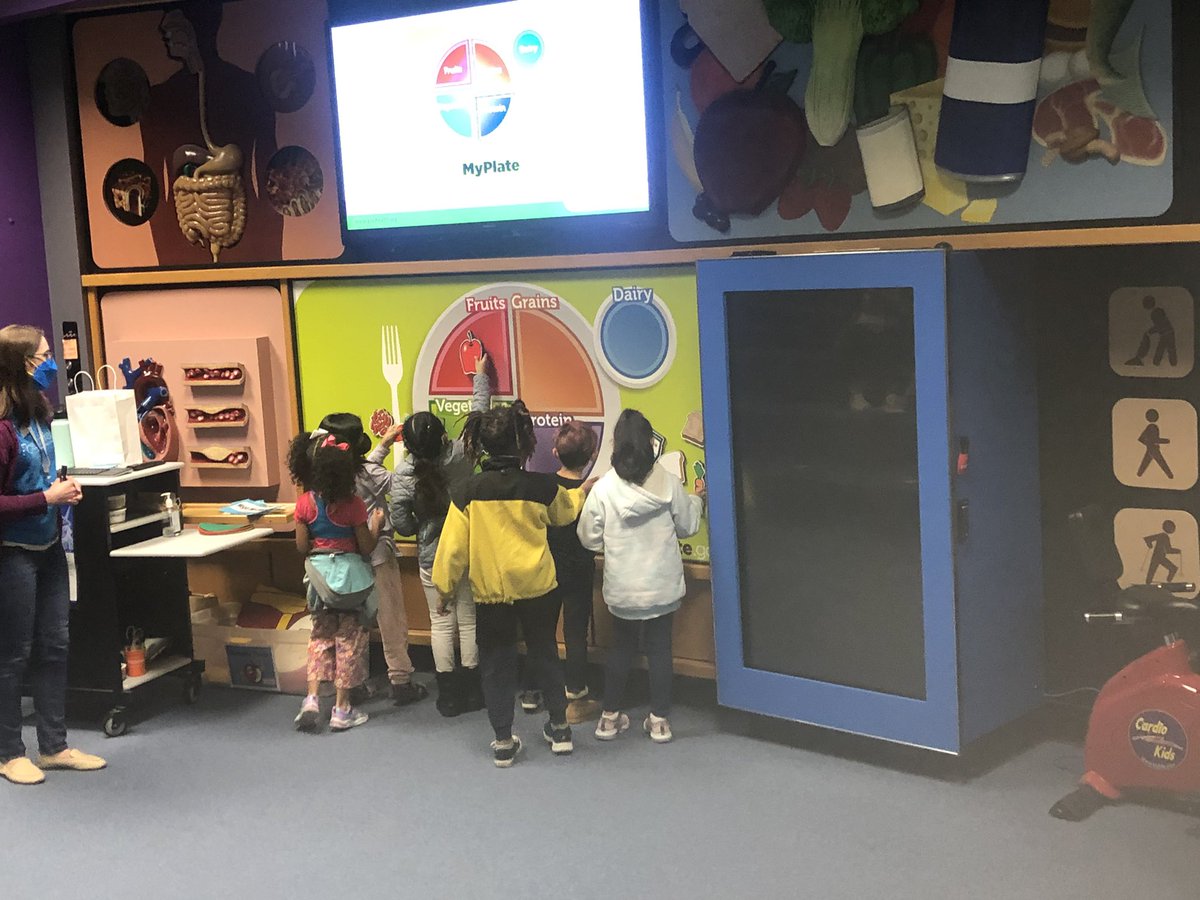 Sorting healthy foods @thepoecenter  on whacky tacky day #2nd grade fieldtrip <a href="/WilburnElem/">Wilburn Elementary</a>