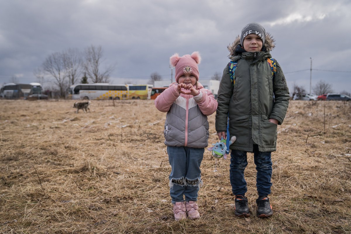 Divia, 5, and Damia, 8, just arrived in Romania from south-eastern #Ukraine. More than 800,000 people are estimated to have fled Ukraine to seek refuge in neighbouring countries, including Romania. Half of them are children.