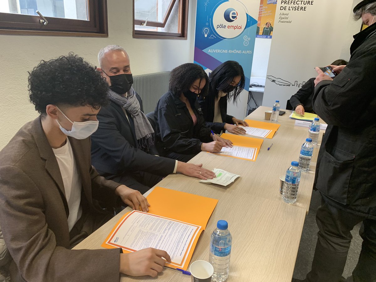 EdwinDarmochod's tweet photo. @IserePole mobilisé aux côtés des missions locales pour proposer à tous les jeunes en risque d’exclusion professionnelle le contrat d’engagement jeune. Signature ce jour des premiers CEJ par le Préfet de l’Isere et @Faillet2 #CEJ #1jeune1solution #TousMobilisés #onestlàpourvous https://t.co/dgnPamDFkq