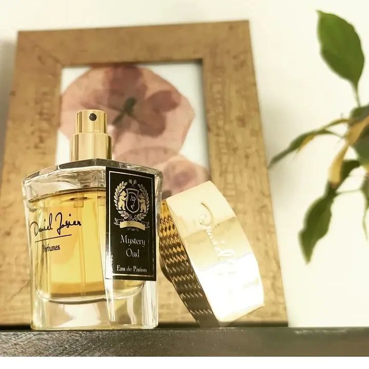 SeindeSignature's tweet photo. You sense, you perceive, you look. What is that? You ask. A riddle for the mind or is it just the olfactory receptors?
Top notes: Cumin, carrot, violet, angelica
Middle notes: Iris, incense, oud wood, nutmeg
Low notes: Leather, amber, oud, labdane, musk
#danieljosier #mysteryoud https://t.co/Jsf2YJcPso
