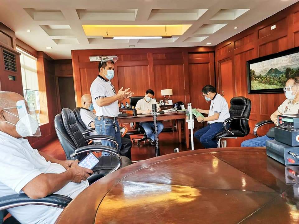 junangelo's tweet photo. Si Inv. De Jesus, maker of #HighmaxTPS (Highmax Turbo Power Simulator), ay isa sa mga nanguna sa pagtatag ng Valenzuela Inventors Producer Society sa tulong ni @valenzuelacity Coun. @ricarenriquez, LEIPO, at ValMasci.

(📷: Inv. De Jesus presenting VIPS to Mayor @rex_gatchalian) https://t.co/G9U79IjVAw