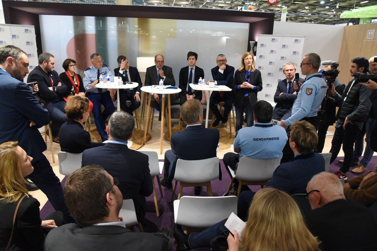 Avec <a href="/GDarmanin/">Gérald DARMANIN</a> et <a href="/E_DupondM/">Eric Dupond-Moretti</a> auprès du monde agricole pour réaffirmer le soutien du <a href="/gouvernementFR/">Gouvernement</a> pour aider les agriculteurs à faire leur métier mais aussi les protéger, en rappelant notre soutien à la cellule Demeter.