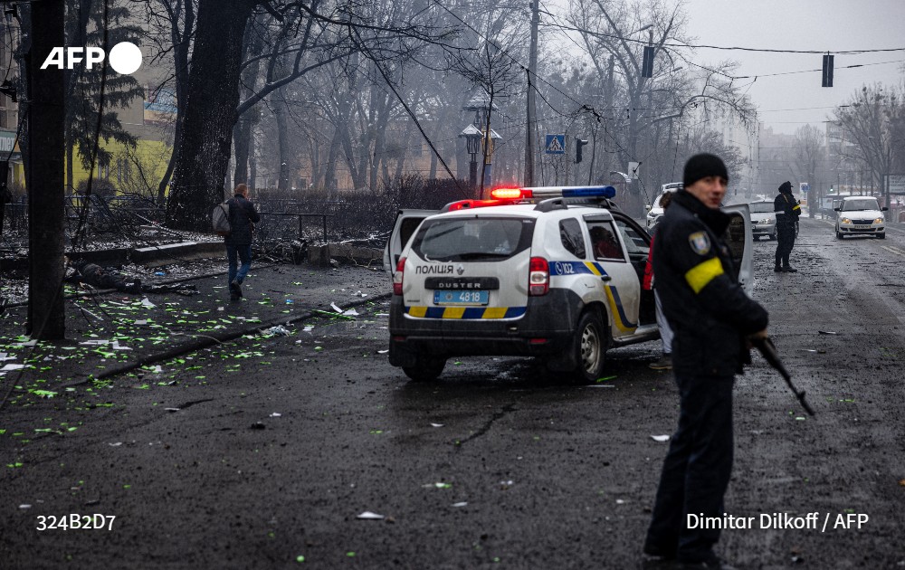 [A dérouler] En plein conflit russo-ukrainien, une équipe du média français <a href="/_reflets_/">reflets.info</a> a réussi à accéder à distance aux caméras installées dans les voitures de police à Kiev 1/5 #AFP