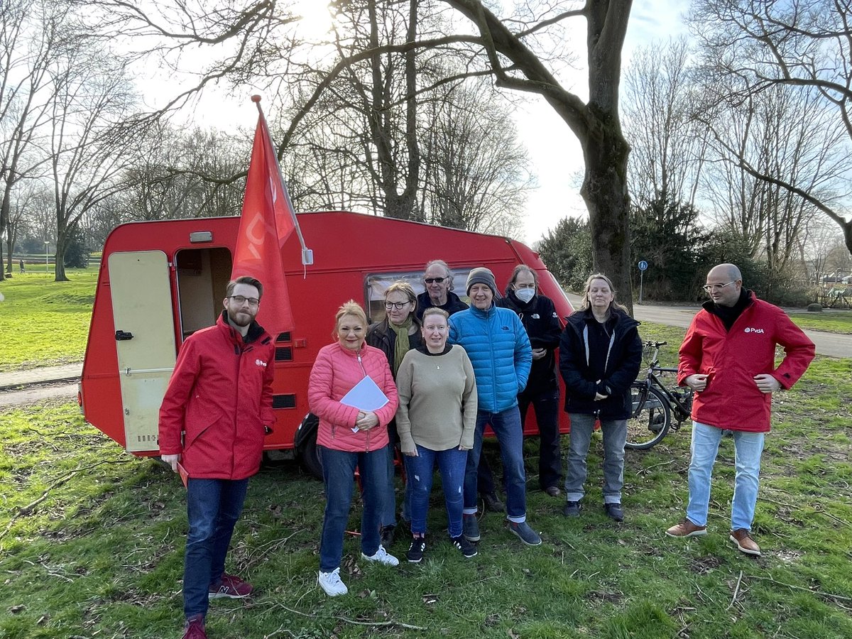pvdautrecht's tweet photo. Behoud het groen in #Overvecht! Onze lijsttrekker @RickvdZweth en nummer 3 @MTalhaoui_ gingen met @WijkplatformOV en nog veel meer bewoners in Park de Gagel in gesprek.

Boodschap: niet bouwen in het groen, voorkom gentrificatie en investeer vooral in de mensen zelf. #Woonweek https://t.co/5IAjgXCpTC