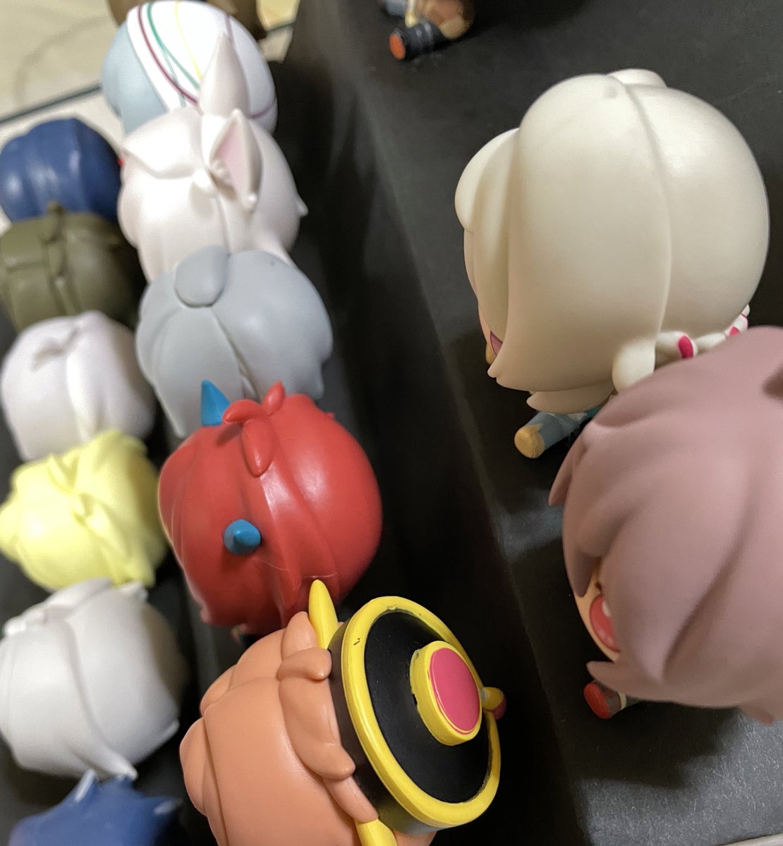 navycat_9's tweet photo. アイナナ一番くじのフィギュア＋缶バ16人分フォロワー様のおかげで無事にコンプできました😭&amp;ひなまつりのお雛様っぽく飾ろうとざっくりコンセプト決めてから1週間。やっと完成しました！個人的には出来栄えにめちゃくちゃ満足してます🥰交換いただいた方々本当にありがとうございました！

 #アイナナ https://t.co/22wE6nuF9w