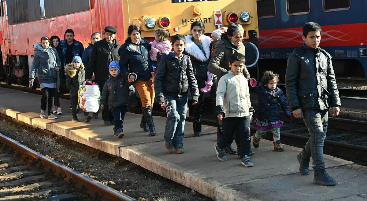 Non riesco a togliermi dalla mente il pianto di un padre che stringe la figlia forte prima di lasciarla salire su un treno con sua madre. Andranno via, in un posto più sicuro. Lui sentirà il dolore di un arto strappato  e tornerà indietro, a combattere con la morte nel cuore...