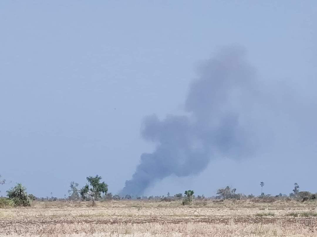 wwlsyii's tweet photo. Junta soldiers and PyuSawHtee groups set fire to the residential properties in ShweKyin village, Taze tsp this afternoon so that all the local residents had to flee.  #2022Mar2Coup #SanctionAviationFuel #WhatsHappeningInMyanmar https://t.co/jMLyXtSK7u