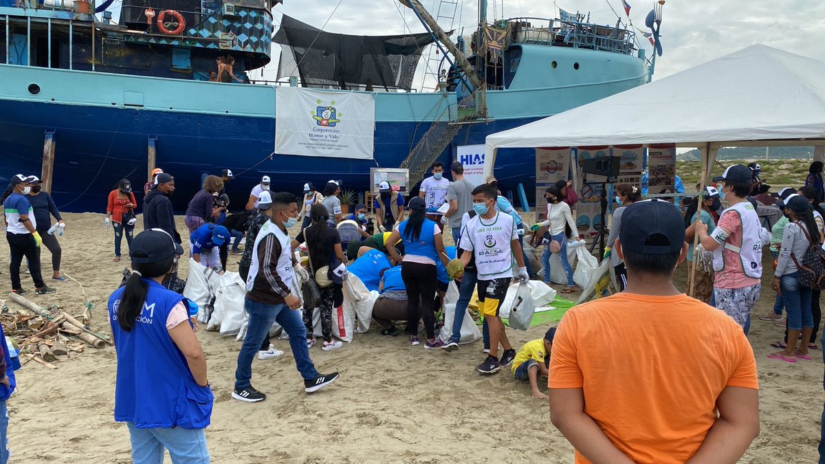CIncluyentes's tweet photo. @UEenEcuador @ONUHabitatAndin @ACNUREcuador @OIMEcuador @HIAS_ECUADOR @PactoVerdeEC @Fudela_Ecuador @jovenesccpty @AvsiEcuador @Municipio_Manta Entre 200 personas se lleva a cabo -de manera simultánea- la recolección de desechos en zonas de desfogue en áreas grises y limpieza de residuos en la Playa de #SanMateo🇪🇨. https://t.co/sSrn3DbGBy