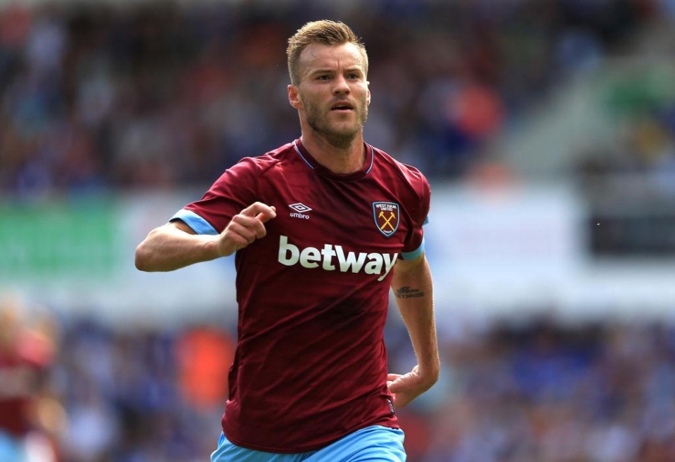 Yarmolenko, atacante do West Ham criticou o silêncio dos jogadores da Rússia

“Sou Yarmolenko, jogador ucraniano. Nasci em São Petersburgo, mas cresci na Ucrânia e me considero 100% ucraniano. Tenho uma pergunta para os jogadores russos. Por que estão sentados e não dizem nada?"