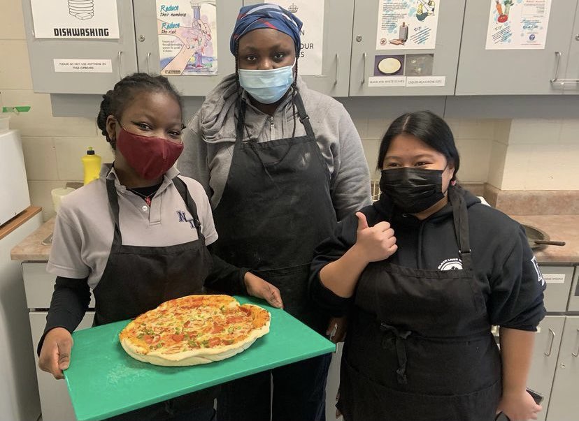 NotreDameOCSB's tweet photo. ND’s Hospitality &amp; Tourism Tech class knocked it out of the park with these homemade pizzas!!👨🏿‍🍳🍕👩🏽‍🍳 #ThisisND #pizza #Yum #OttawaHighSchool #ocsb #OcsbTech https://t.co/g7Ihskk8sb