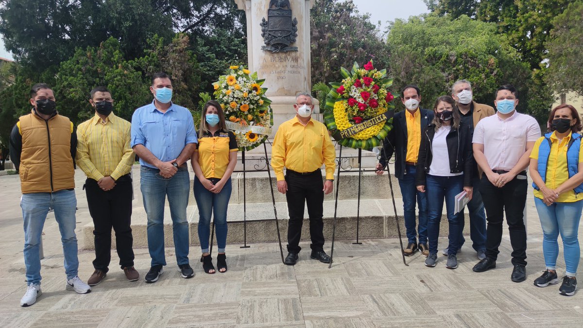 alexisjpaparoni's tweet photo. #Mar02 Realizamos una ofrenda al Padre de la Patria, el Libertador Simón Bolívar, rindiendo honores por el 22 Aniversario de Primero Justicia https://t.co/UiiEA4U89J