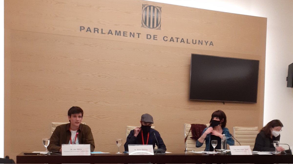 PauVilassar's tweet photo. En @JanSibina explica la tasca del #FemTriangle Jove en àmbits clau pels joves com la precarietat, emancipació i salut, en el marc de Catalunya, el País Valencià i les Illes. Ha posat èmfasi en l'enfortiment de l'associacionisme en el context actual i la reclamació #PelVot16anys. https://t.co/4tCR2o2uiM