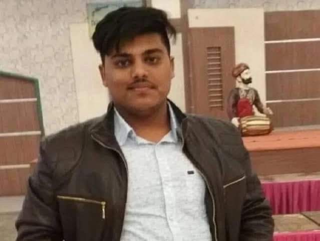 #यूक्रेन में एक और छात्र की मौत 
—————————
वरनाला, पंजाब के 22 साल के चंदन जिंदल की बुधवार सुबह भीषण सर्दी के प्रकोप से मृत्यु हो गई। वह मेडिकल छात्र थे।

काश मनमोहन जी आज होते तो अब तक 
भारत के लड़ाकू विमान पहुंच गये होते या
युद्ध कुछ समय के लिए रुक गया होता