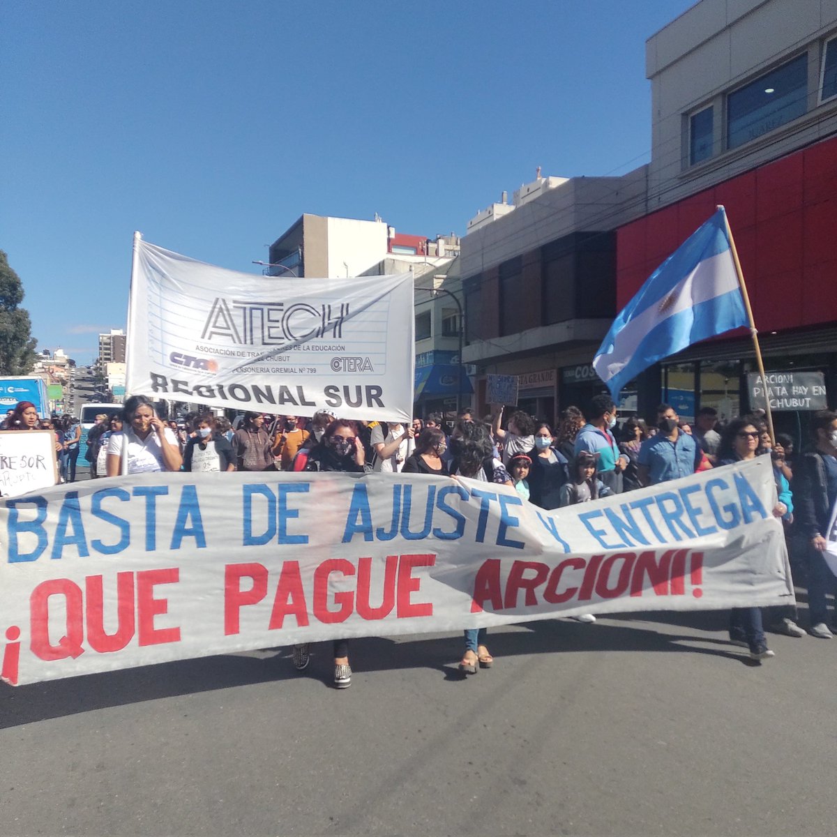 tatidambrauskas's tweet photo. Hoy #NoInicio 👩🏻🏫✊ Enfrentamos el ajuste educativo del gobierno nacional, de Arcioni y el FMI. Y la complicidad de la CTERA y las burocracias sindicales.
📸 Junto a mis compañeros de escuela y compañeros en las calles 🥁💪
#ChubutResiste #FueraArcioni https://t.co/sOXhI4urnr