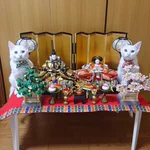 尊すぎる‼お内裏様とお雛様の両サイドになりすまし猫ちゃん発見‼