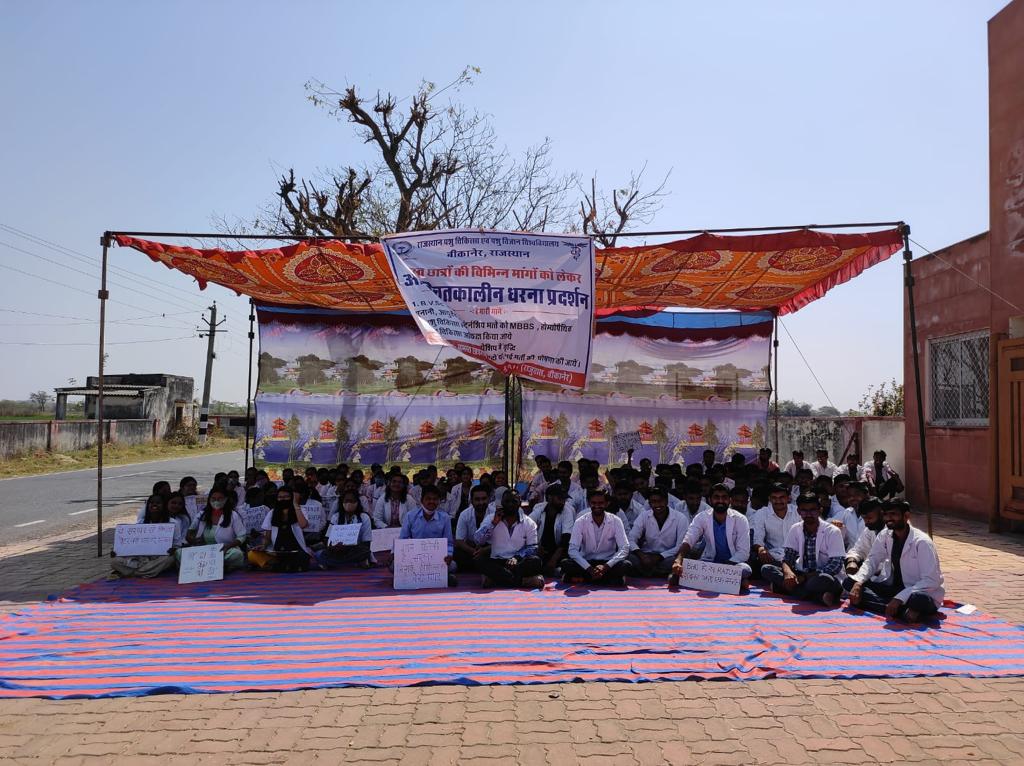 JeetuKariwal's tweet photo. हमारा एक ही नारा stipend medical समकक्ष हो हमारा।।
अगर ये माँगे हमारी पूरी नहीं होंगी तो ये हड़ताल ओर भी उग्र होगी।
Rajuvas bikaner के सभी संघटक कॉलेजों में इंटर्नशिप स्टाइपेंड को बढ़वाने हेतु चल रही हड़ताल का आज आठवां  दिन है।
#भत्ता_समकक्ष_करो
#Increase_Vet_Stipend https://t.co/4YGIvOXpmd