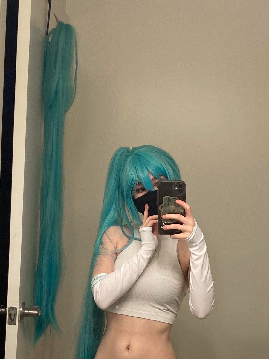 tthotobot's tweet photo. just me and my pigtail hanging on the door https://t.co/1RRZ5UYIXb