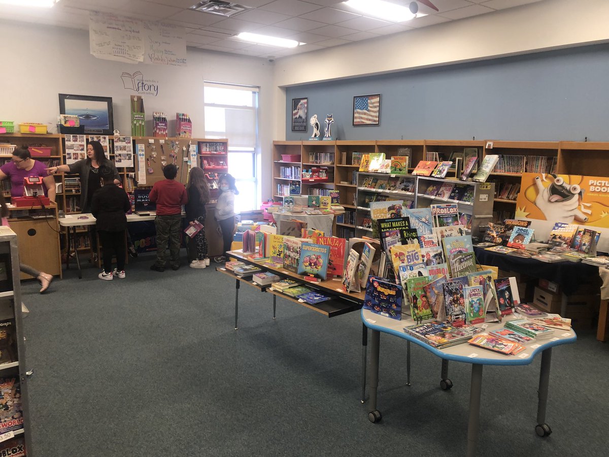 Something SO exciting about a school book fair!  @MrsDane816 @BobcatsGVC4