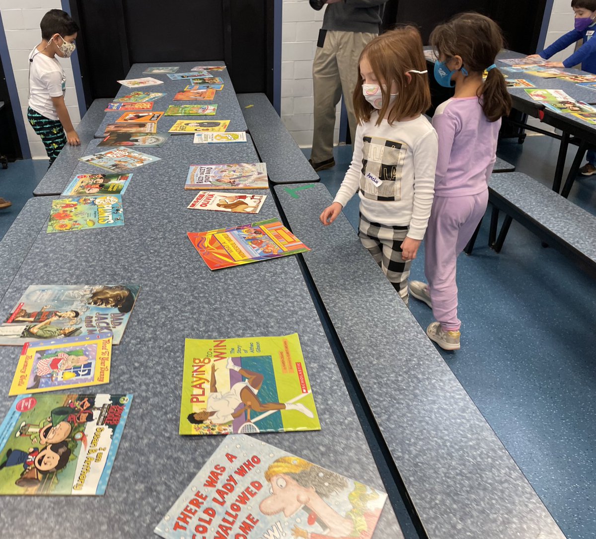 #ReadAcrossAmericaDay 📚 is the best! Our K friends enjoyed a game of book bingo, listened to a special read aloud by <a href="/LiteracyMagic/">Erin Watson</a>, and got to choose a book to keep thanks to <a href="/RIFWEB/">Reading Is Fundamental</a>! @MrsDrabykSavage <a href="/MsSokol1/">Mrs. Davis</a> <a href="/CampbellAPS/">Maureen Nesselrode</a>
