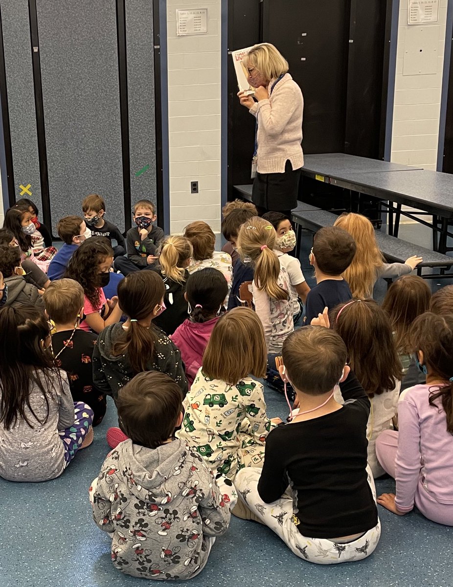MissBelber's tweet photo. #ReadAcrossAmericaDay 📚 is the best! Our K friends enjoyed a game of book bingo, listened to a special read aloud by @LiteracyMagic, and got to choose a book to keep thanks to @RIFWEB! @MrsDrabykSavage @MsSokol1 @CampbellAPS https://t.co/UFaL09Y4tb