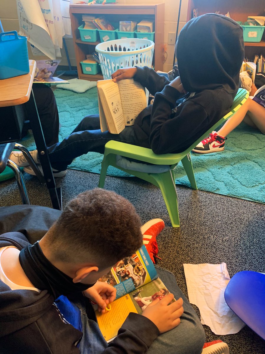 3rdPriest's tweet photo. D.E.A.R. is so refreshing and much needed! 😌  3rd grade is loving celebrating literacy week❣️📚 #ReadAcrossAmericaWeek #ReadOnFoxes @Nieman512 https://t.co/NwZsARmzMt