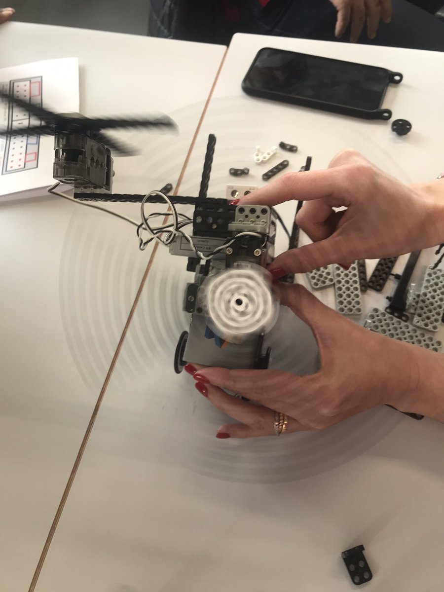 #robotique Day ! Nos tout premiers robots 🤖🥺 avec notre super team « Rob’elles » ⚡️ <a href="/irene_bgras/">Irene Barroso Gras</a> <a href="/profilhelen/">Hélène Cheymol</a> <a href="/PatriciaDouyon/">Patricia D.</a> #mbamci #ILV #cogibot