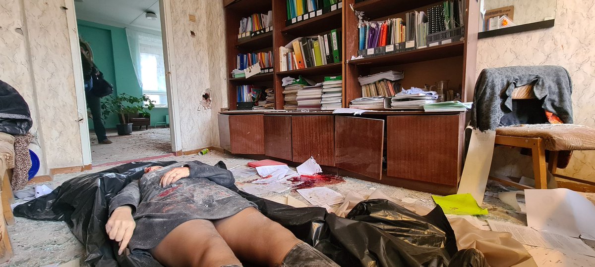 Une guerre de l'information aggrave la situation. Cette école a été visée sur la zone russophone sous contrôle séparatiste et non à Kiev comme le soutien le média  DW allemand.
#deontologie 
#deutchwell 
Ils préciseraient que plus de 100 civil seraient
#fakenews
