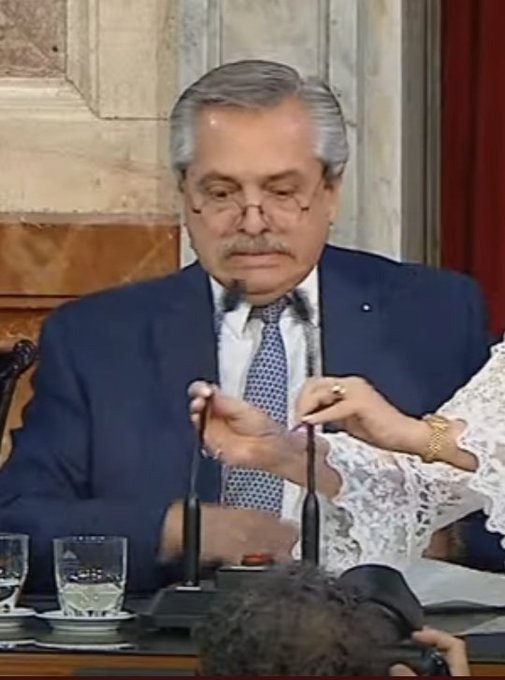 fabipa90's tweet photo. Cuando estás stalkeando y se te escapa un like. https://t.co/Z3lq0ZybR0
