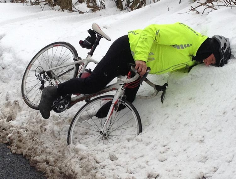WishingWellOut's tweet photo. Not sure how he managed to plant his face in the snow, but we must admit that he stuck the landing!
#CyclingHumor #CyclingFunny #CyclingFail #CyclingHelmet #CyclingTricks #Cycling #cyclingholiday
#CyllingLife https://t.co/KS9KsHGor1