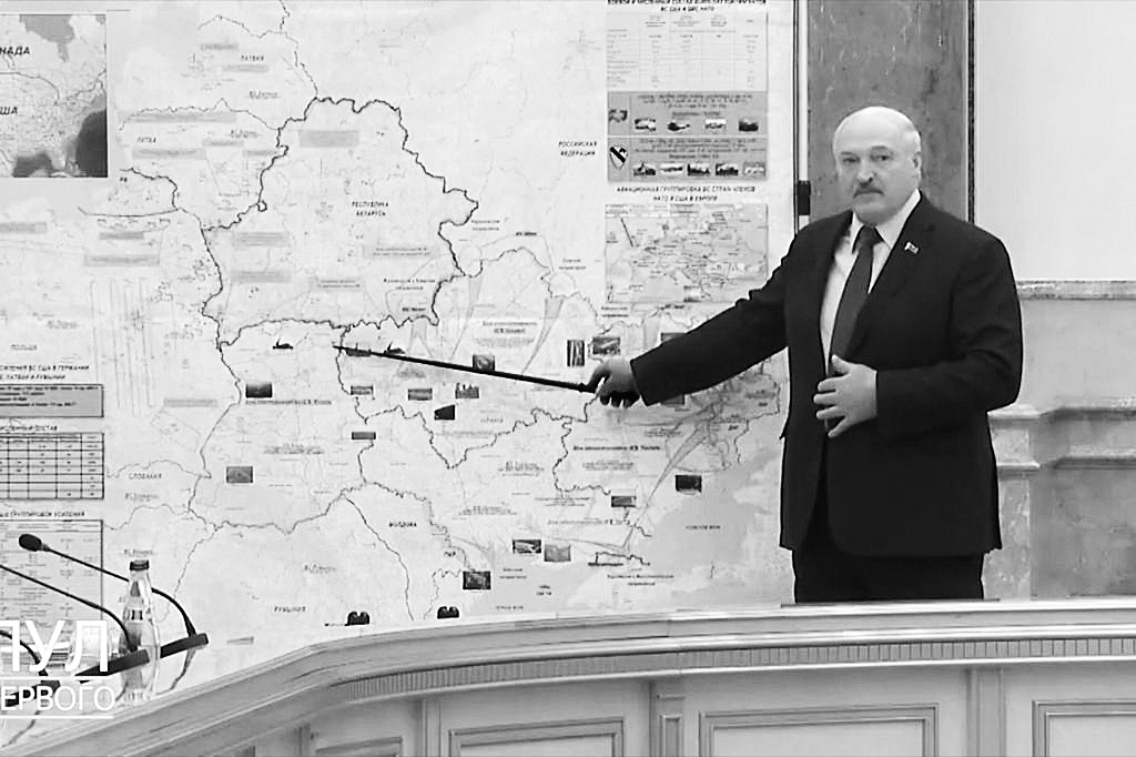 Сейчас покажу откуда на беларусь готовилось нападение. Лукашенко карта Молдова. Карта нападения на Беларусь Лукашенко. Карта Лукашенко нападения на Украину. Лукашенко показывает карту.