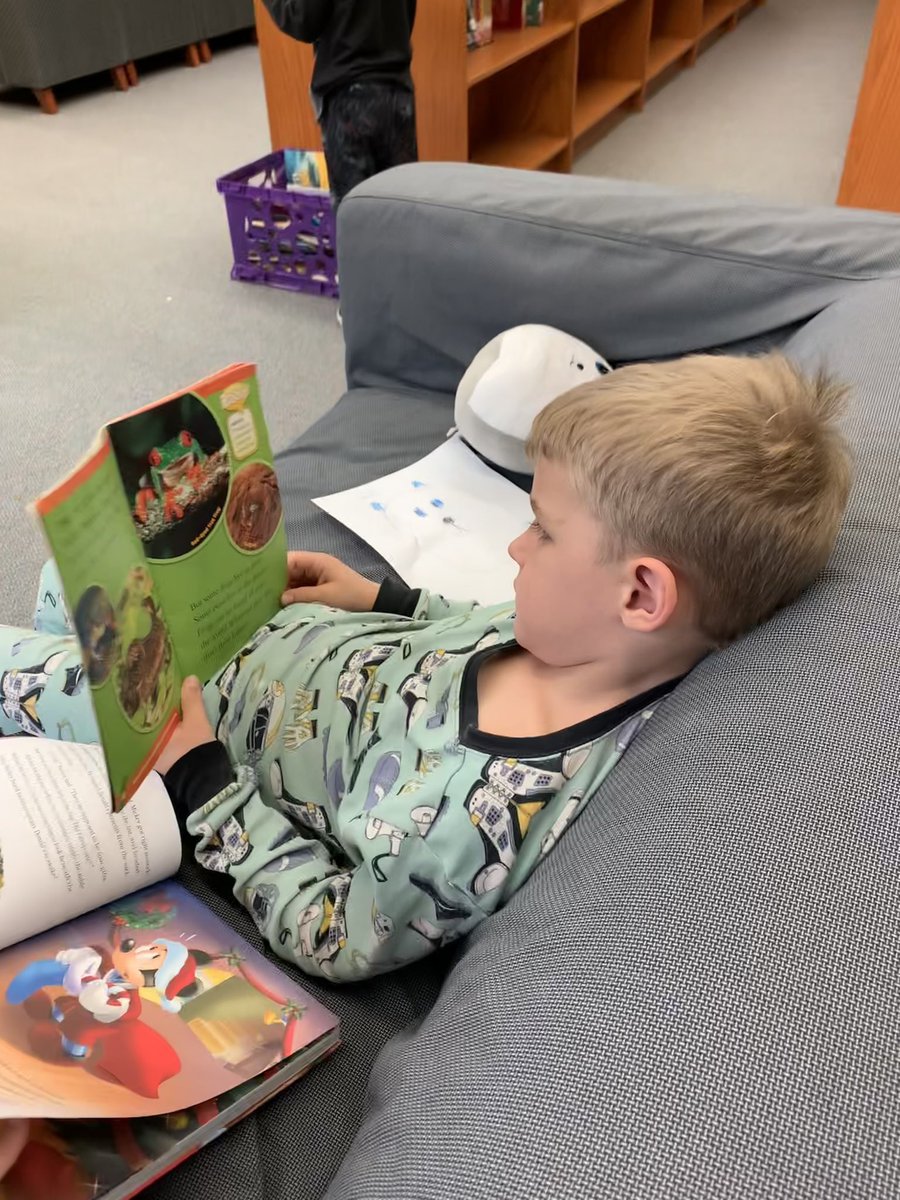 TuckahoeLibrary's tweet photo. We loved pajama and stuffed animal day to celebrate Read Across America! @APSLibrarians @TuckahoeSchool @FirstITeach #tuckahoerocks #apslibrarians https://t.co/pa69cpR5un