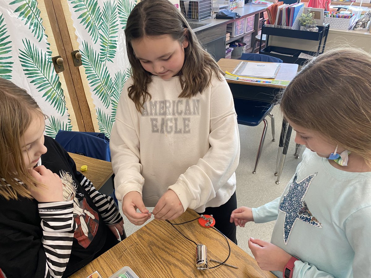 4MichelleMartin's tweet image. Students tested various objects on their simple circuit to determine if they are conductors or insulators. 💡🔋📎 #FourthGradeScience #Electricity #SnapshotsFrom204
