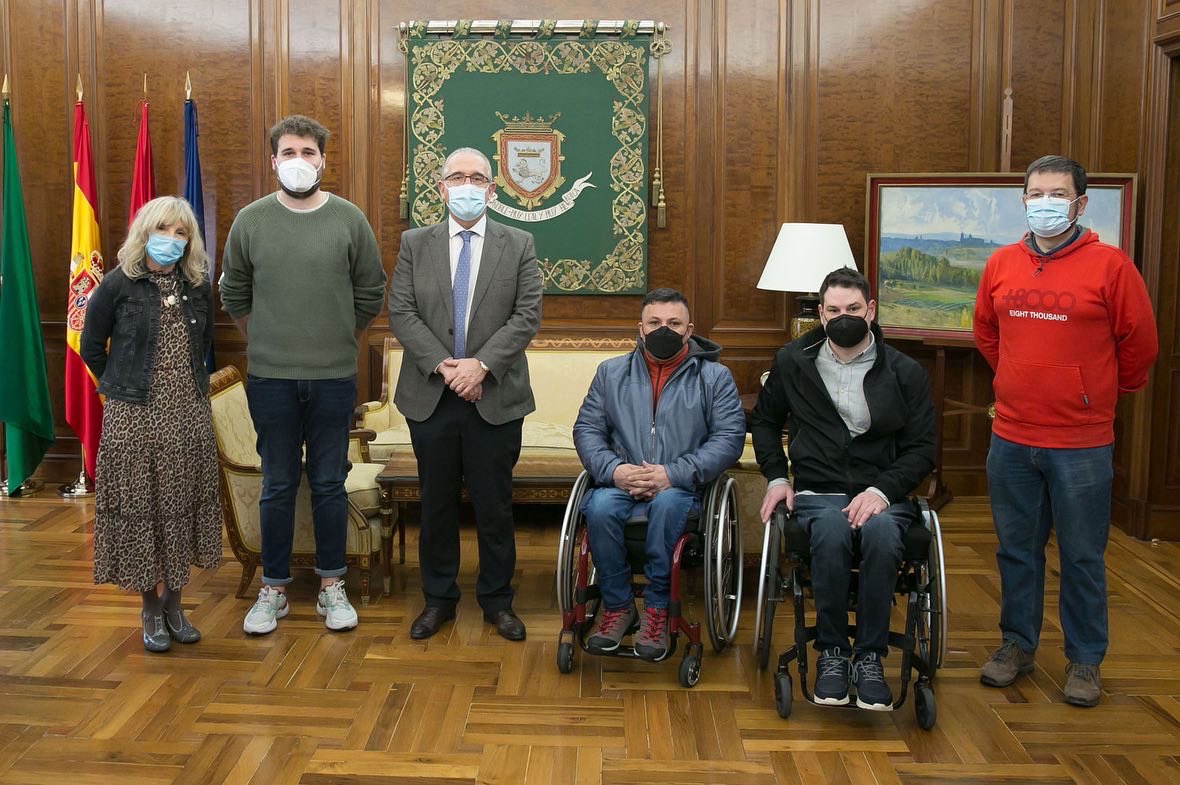 Recibimiento del ayuntamiento de Pamplona a BSR Navarra.
En la jornada de ayer, tuvimos la fortuna de que el alcalde de Pamplona, Enrique Maya, y la concejala de Servicios Sociales, Acción Comunitaria y Deporte, María Caballero, recibieran a una pequeña expedición del club.
