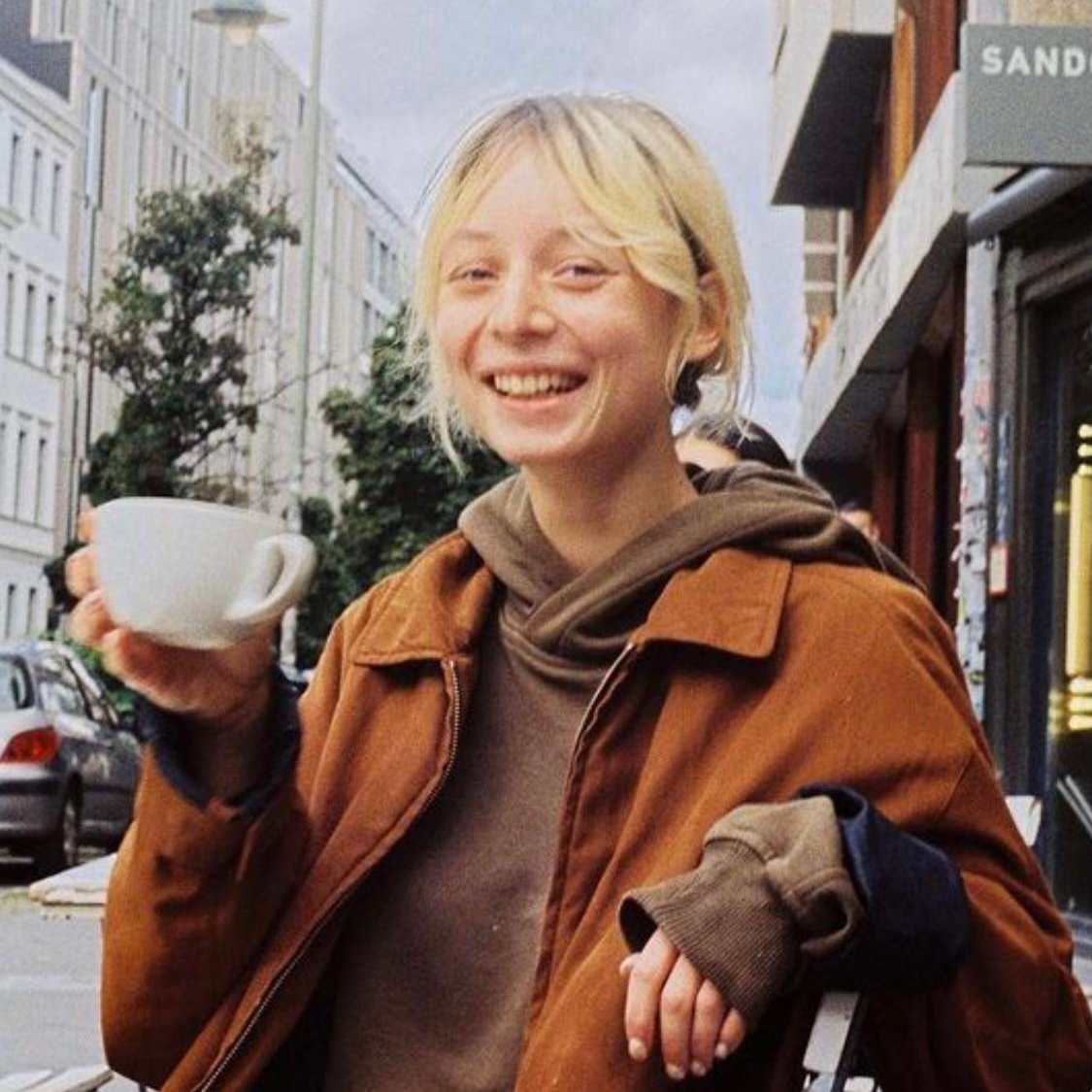 Allez Twitter petite urgence. Kate, une amie d'Alex du Motel qui vient de Kharkiv, cherche une chambre pour elle et sa mère, 450€ max. Elle fuit l'Ukraine en ce moment pour rejoindre la Pologne/Hongrie et prendre un vol. Partagez et DM si vous avez des plans. Merci ❤️