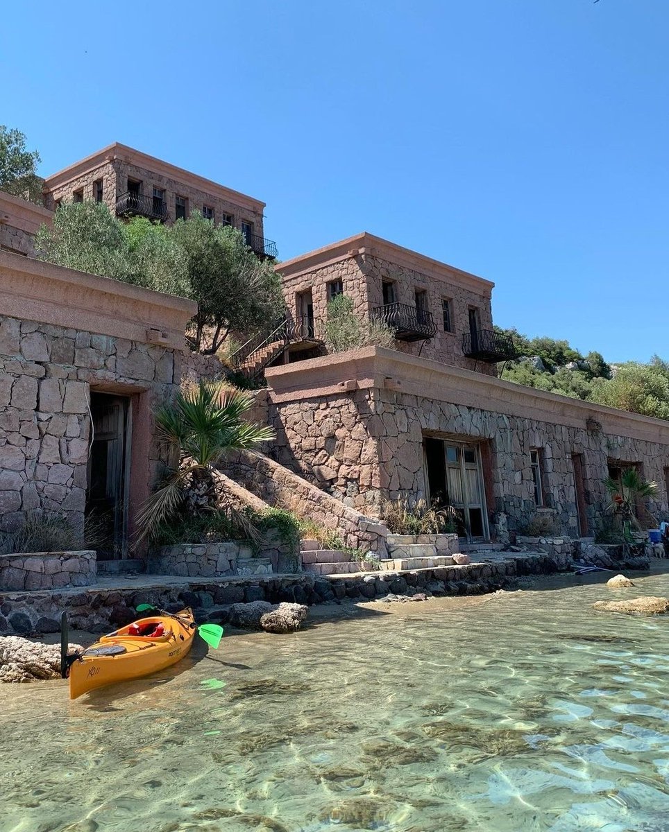 İzmir Kalem Adası'nda terk edilmiş bir otel, atmosferiyle insanları kendine çeken bu yere kano ve tekne ile ulaşabilirsiniz