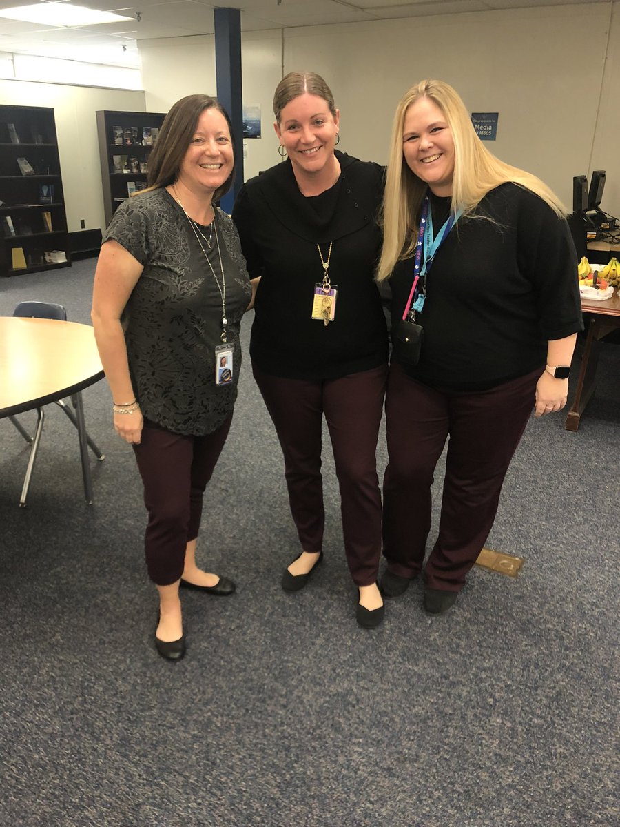 OldMillHSAACPS's tweet photo. Accidental twin day for OM leaders. https://t.co/XJP9KOKrHz