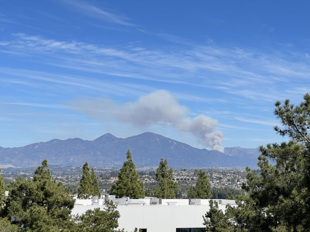 DannySunshinee's tweet photo. β°π₯ can see it from Aliso Viejo! 10 acre fire in #holyjim @bbdd333 @TrabucoTweets @OCMarisa @ocregister @ABC7 #abc7eyewitness @KTLA OMG https://t.co/w0rq24Z0LZ