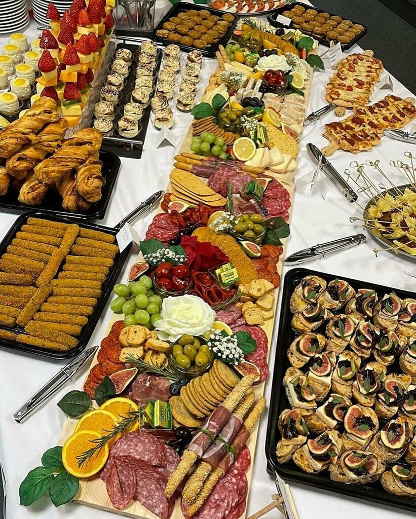 thoroughbreads's tweet image. Another quality business lunch delivered! 🥪 🍕🫒🍖🧁🥝🍏🍍🍉
#businesslunch #sandwichplatter #corporatecatering #charcuterie #fruit #sandwich #pizza #qualitycatering #thoroughbreads instagr.am/p/CanVwqNox6M/