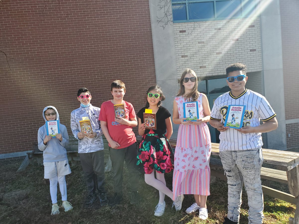 KaraGerman1's tweet photo. Beautiful day to go out and READ! #CPSbest @PKESPTA https://t.co/4LiMIK0gvV
