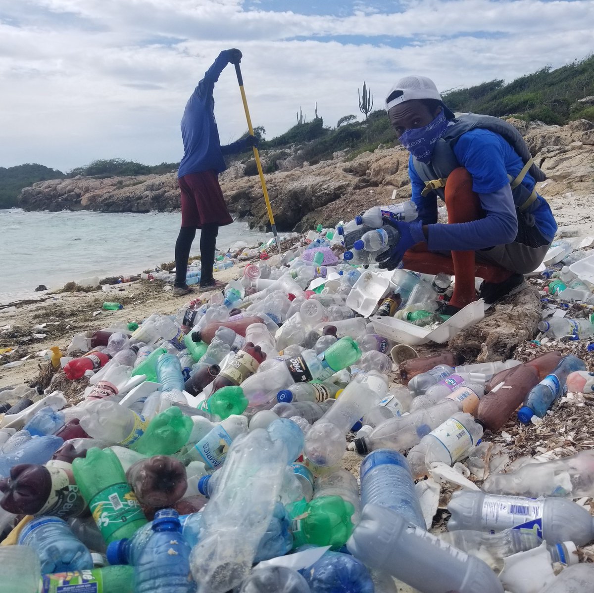 4ocean's tweet photo. This is what a global reliance on single-use plastic bottles looks like. 

Single-use plastic bottles are used for just minutes but can last as pollution in the environment for up to 500 years. And our cleanup crews around the world find thousands of plastic bottles every day. https://t.co/eJUTIUIip2
