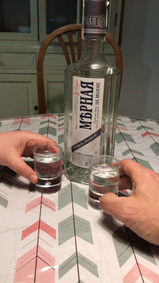 Tonya__Gil's tweet photo. La verdad es que no me parece mal añadir el almuerzo del viernes ( #platanodecanarias ) un chupito de a Vodka Ucraniano #NoalaguerraUcrania https://t.co/TFVR1q3tt9