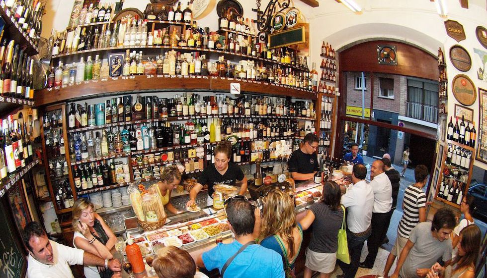 EsquireEs's tweet photo. Pasen y vean (y beban y coman) en nuestros #TopBaresEsquire 2022: @berriawinebar, @PulpeiraMelide, @VarsoviaGijon, @loungeatelier, @WineFandango, @LeyendaGallo, @bambusalamanca, @NewSansse, @CentralBarvlc y muchos más. 🍷 🍺🍹🍔
https://t.co/VRyjtpz4xe https://t.co/4L19B2IyMq