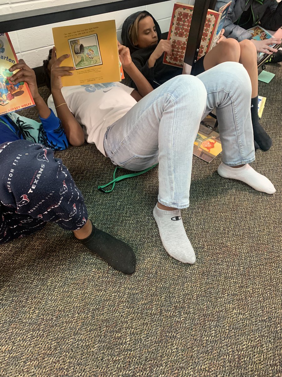 jlovelady4's tweet photo. Read Across America #HildeReads #ReadAcrossAmericaDay #ReadAcrossAmerica https://t.co/WVh98VgDM0