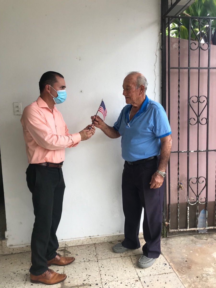 En Aguada,entregándole la bandera de nuestra Ciudadanía Americana 🇺🇸al Ex Alcalde y Ex Representante Yuyo Roman.