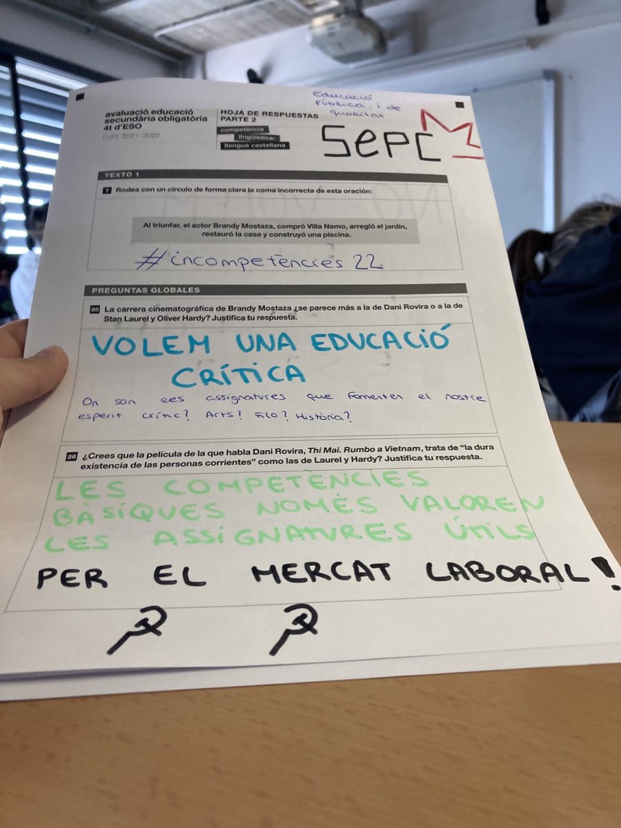 ✊🏽 Estudiants d’arreu del territori ens hem sumat al Boicot de les #Incompetències22. 

Però al llarg del dia d’avui les ens hem trobat amb diverses coaccions per part dels centres educatius: 

❌ Trucades a famílies, expulsions dels centres, correus amenaçants, etc.