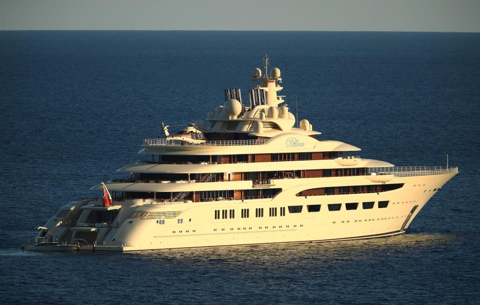 Forbes's tweet photo. Russian billionaire Alisher Usmanov's 512-foot yacht has been seized by German authorities in the northern city of Hamburg. https://t.co/yQh7rE4DMy https://t.co/U1dVRVBIBc