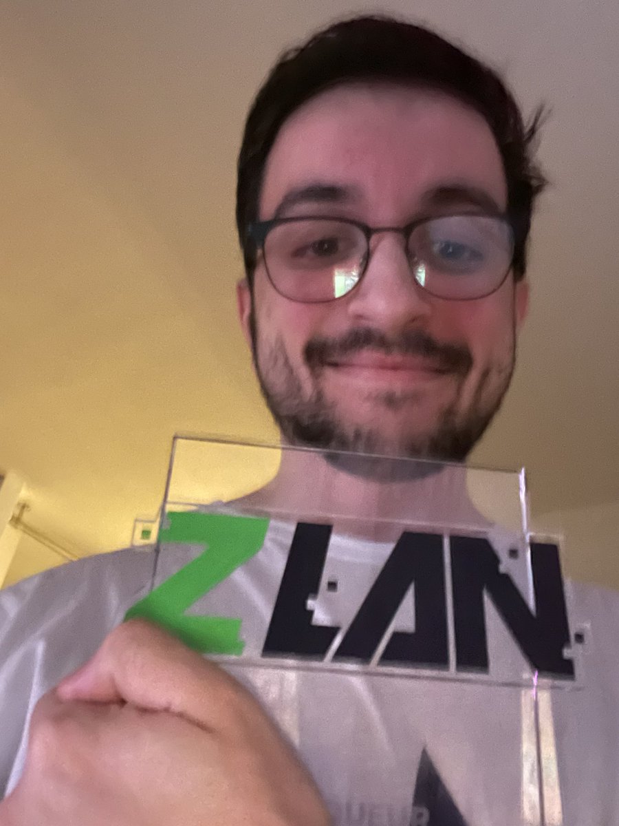 AREtoiles's tweet image. Lui ramener un ptit frère....